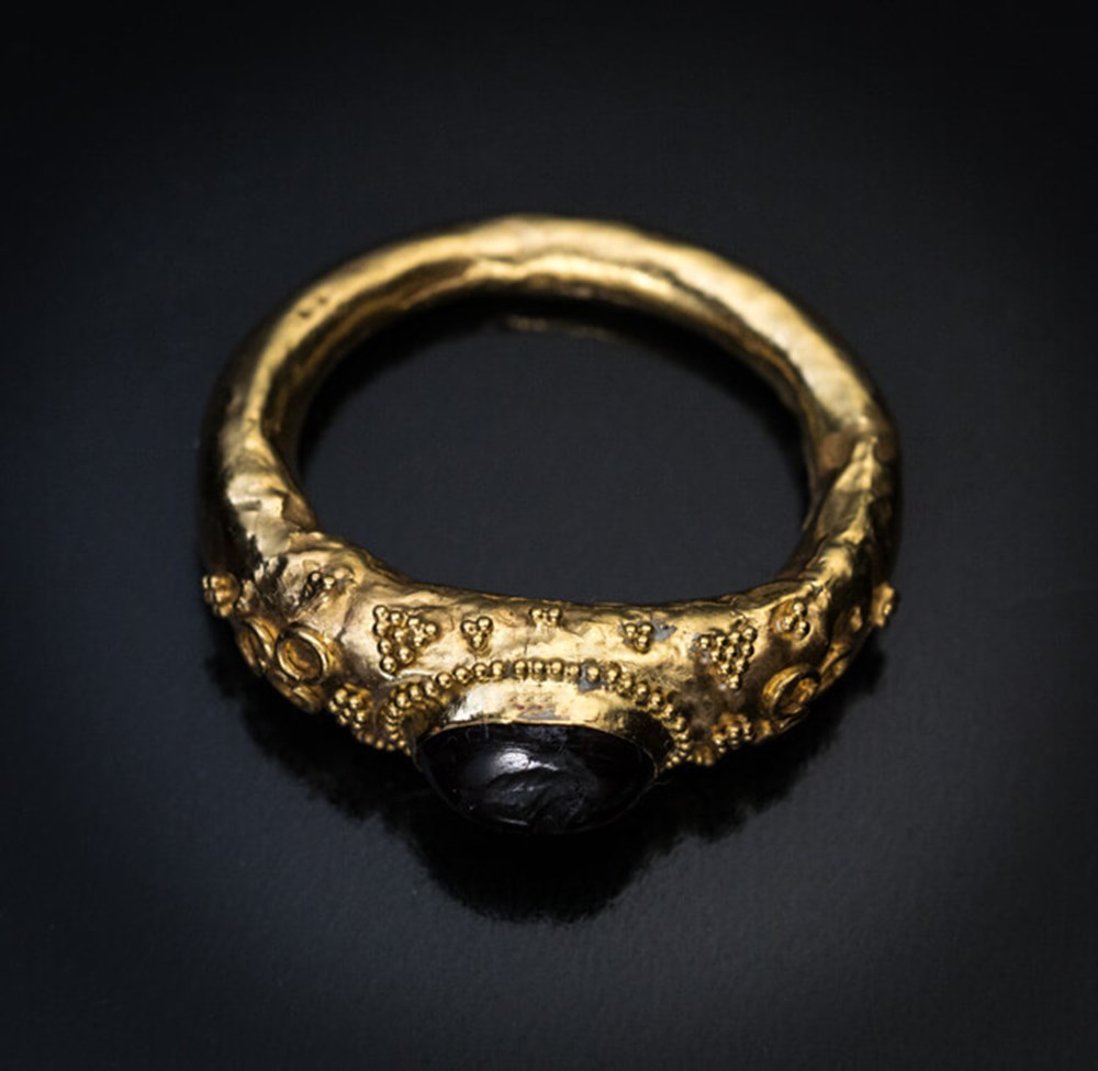 Bague "Saphir Nocturne" (Ier siècle avant J.C.) bague saphir nocturne ier siecle avant j c