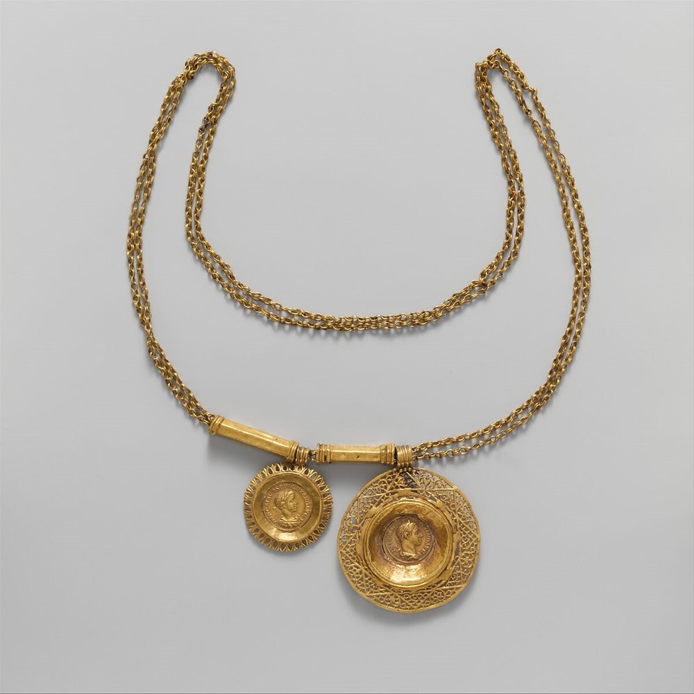 Collier en or sculpté avec pendentifs représentant légionnaire (330-300 av JC) collier en or sculpte avec pendentifs representant legionnaire 330 300 av jc