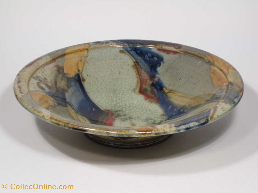 Assiette creuse, plat en grès signé Blanot, couleur beige (note de bleu, rouge et corail) tableware plates dishes assiette creuse plat en gres signe blanot couleur beige note de bleu rouge et corail