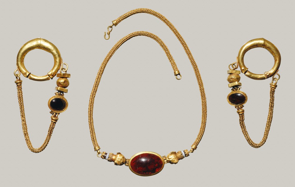 Chaîne Lys d'Ébène (30 avant J.C.) avec son rubis et ses deux boucles d’oreilles. chaine lys ebene 30 avant j c avec son rubis et ses deux boucles d oreilles