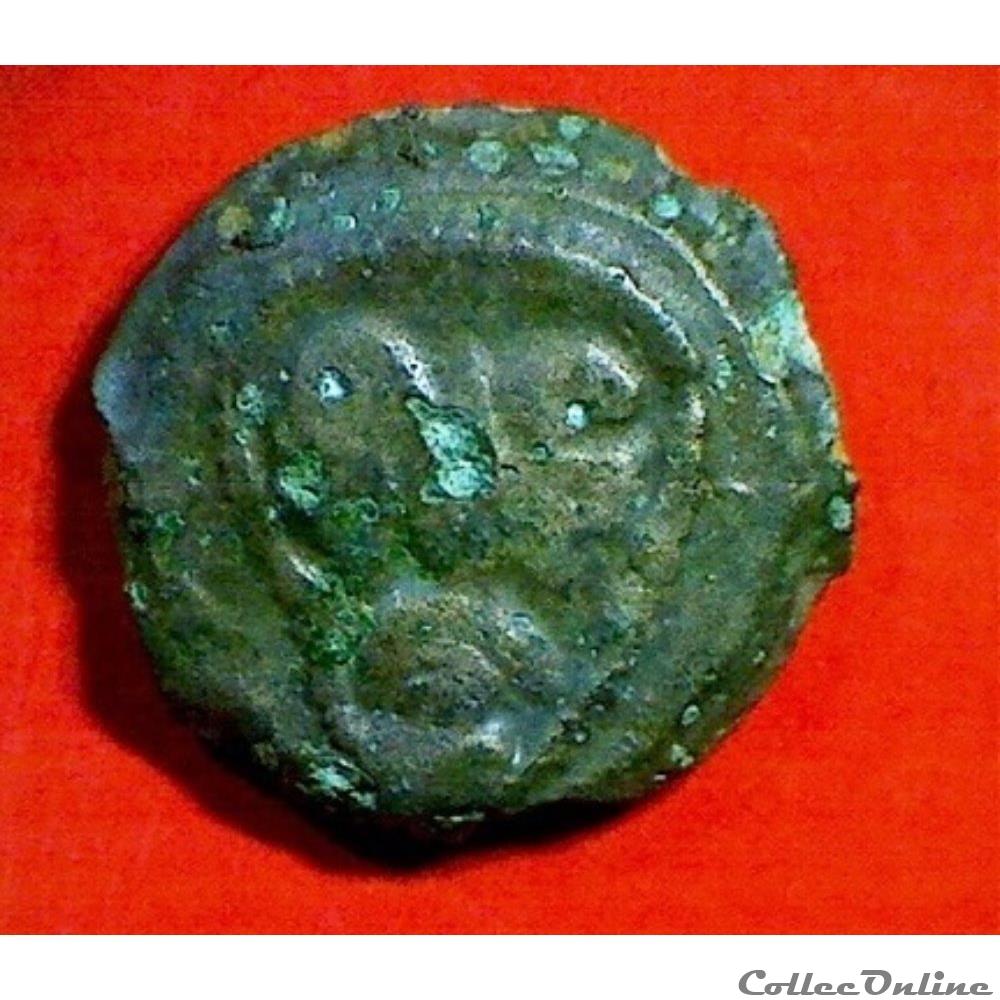 série 47 DT 406 bronze à la tête de face et au swastika - (PARISII incertain ) monnaie antique gauloise serie 47 dt 406 bronze a la tete de face et au swastika parisii incertain
