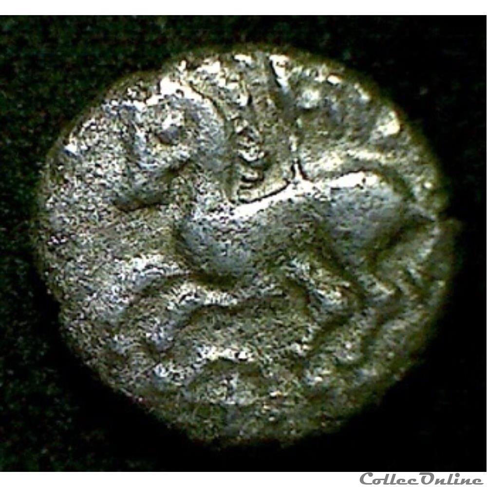 série 824 DT 3053 Drachme IZAVS au cheval galopant et à la rouelle monnaie antique gauloise serie 824 dt 3053 drachme izavs au cheval galopant et a la rouelle