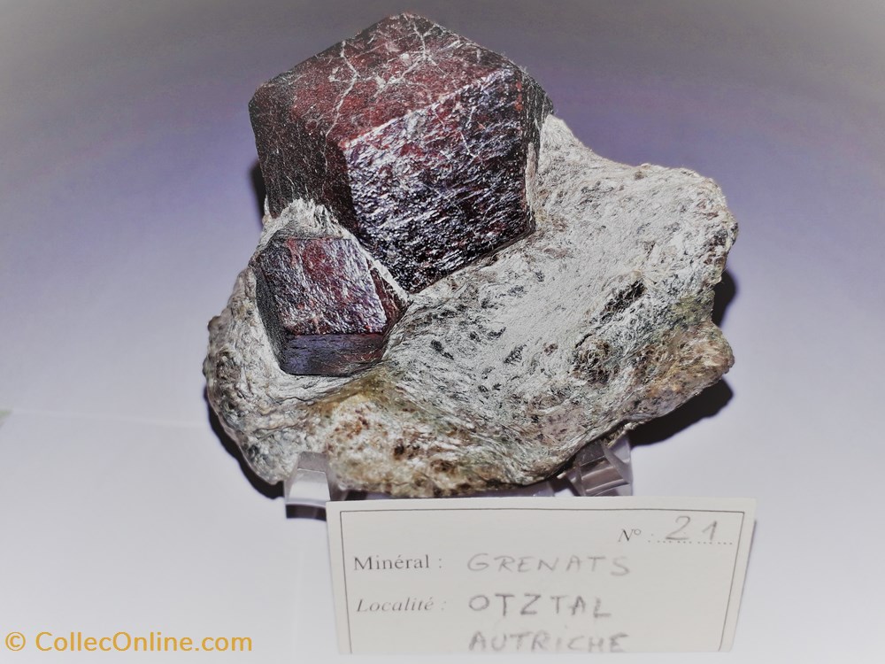 GRENATS sur gangue mineraux meteorites grenats sur gangue