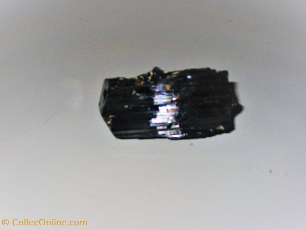 TOURMALINE noire mineraux meteorites groupe tourmaline noire