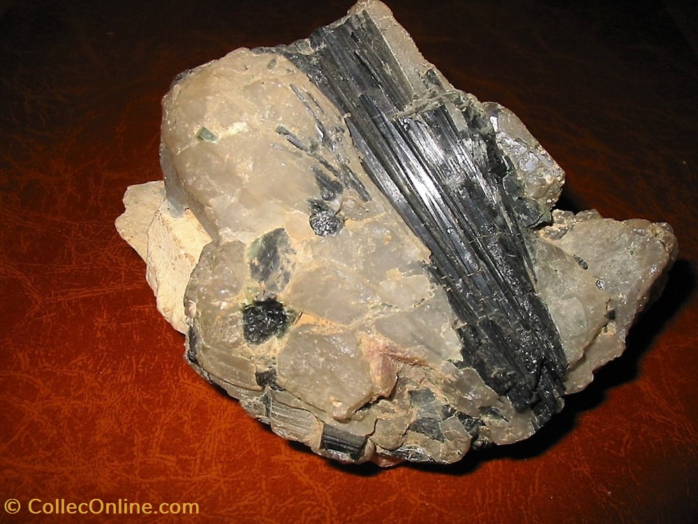 mineraux meteorites groupe tourmaline sur pegmatite