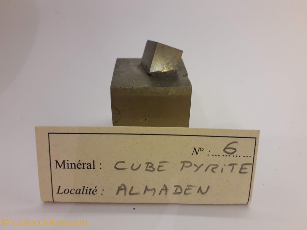 CUBE DE PYRITE Almaden mineraux meteorites cube de pyrite almaden
