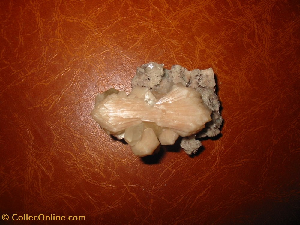 APOPHYLLITE sur stilbite mineraux meteorites apophyllite sur stilbite