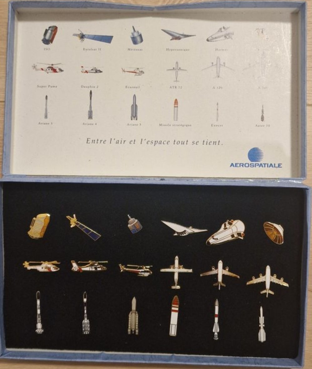 Pin's Aérospatiale (Coffret bleu clair) divers badges pin s aerospatiale coffret bleu clair