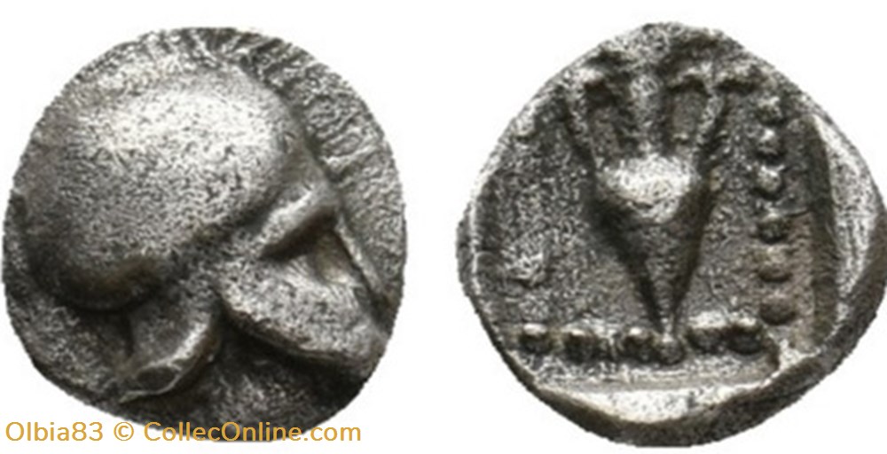 M Trihemitartemorion / Casque à cimiez à droite - Amphore entourée de globules dans carré creux. monnaies antiques grecques m trihemitartemorion casque a cimiez a droite amphore entouree de globules dans carre creux