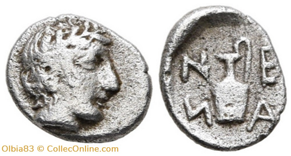 Néandria / Hemiobole / Tête laurée d’Apollon - Oenochoé + N-E/A-N monnaies antiques grecques neandria hemiobole tete lauree d apollon oenochoe n e a n