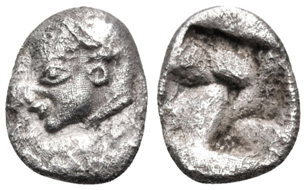 Colophon-Hémiobole-Tête archaïque d'Apollon à gauche / Carré creux quadripartite monnaies antiques grecques colophon hemiobole tete archaique apollon a gauche carre creux quadripartite