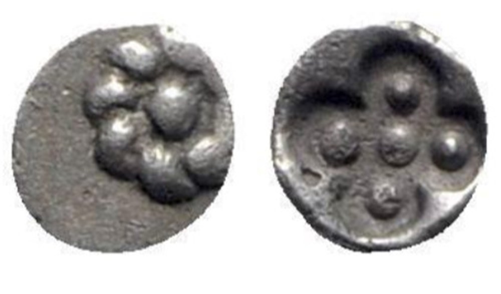 M Erythrée / Tetartemorion / Rosace en relief- Cruciforme en creux avec 5 Globules. monnaies antiques grecques m erythree tetartemorion rosace en relief cruciforme en creux avec 5 globules