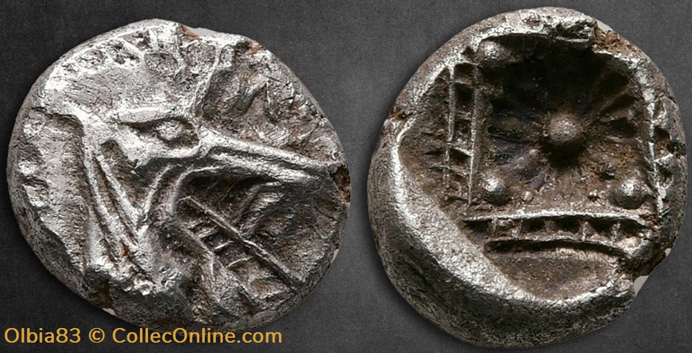 * Halicarnasse - Tétrobole - Tête de Kêtos - Motif géométrique dans le carré creux. monnaies antiques grecques halicarnasse tetrobole tete de ketos motif geometrique dans le carre creux