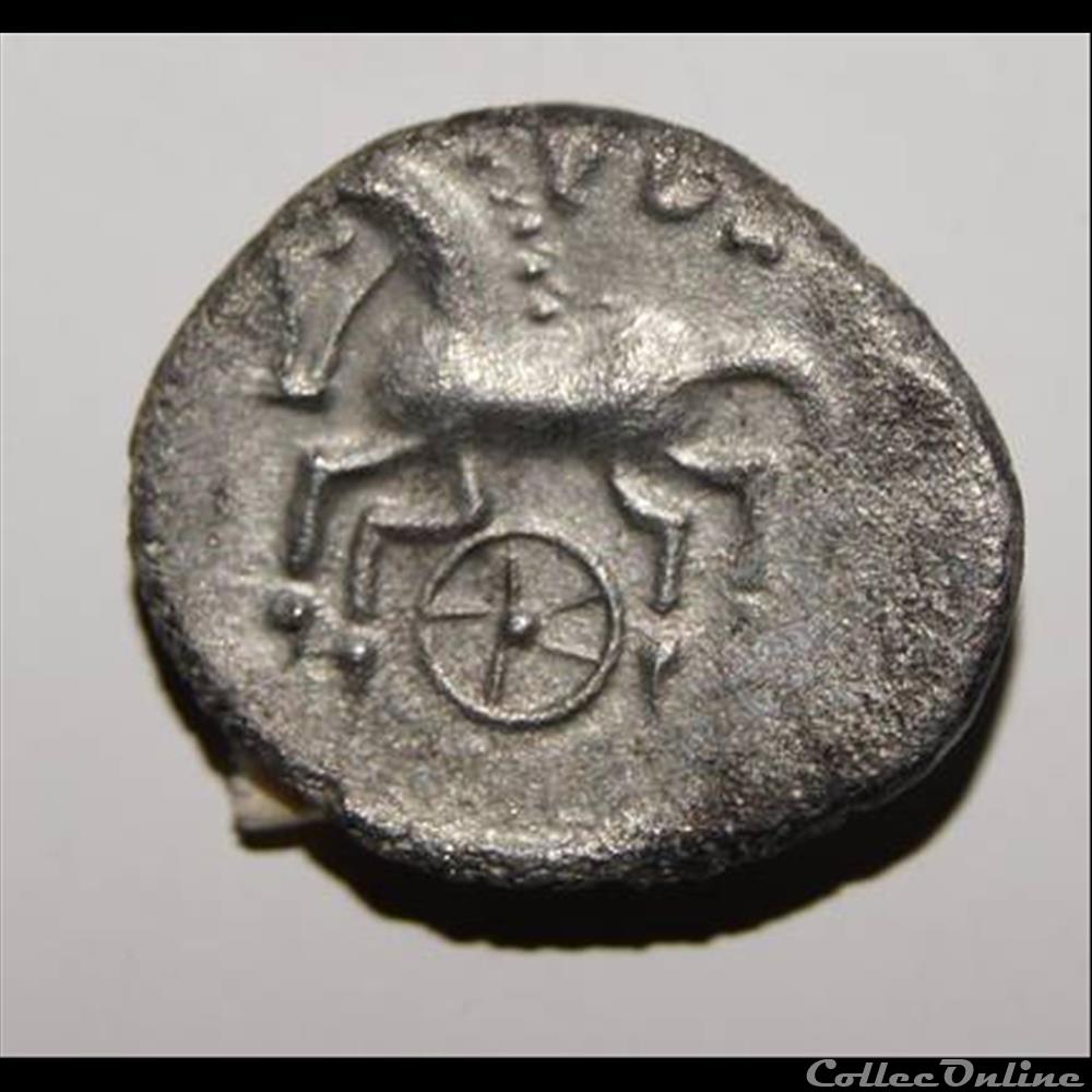 Cheval libre galopant - DT.3122 Variante - Rouelle à 5 rayons monnaie antique gauloise cheval libre galopant dt 3122 variante rouelle a 5 rayons