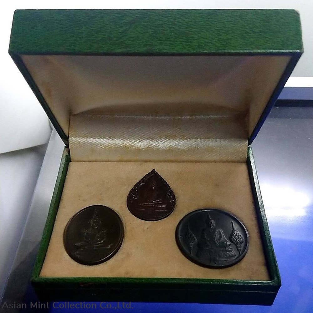 1982 - The Emerald Buddha, Copper Black Oxide coin. First series, 3 Season with original box medals 1982 the emerald buddha copper black oxide coin first series 3 season with original box