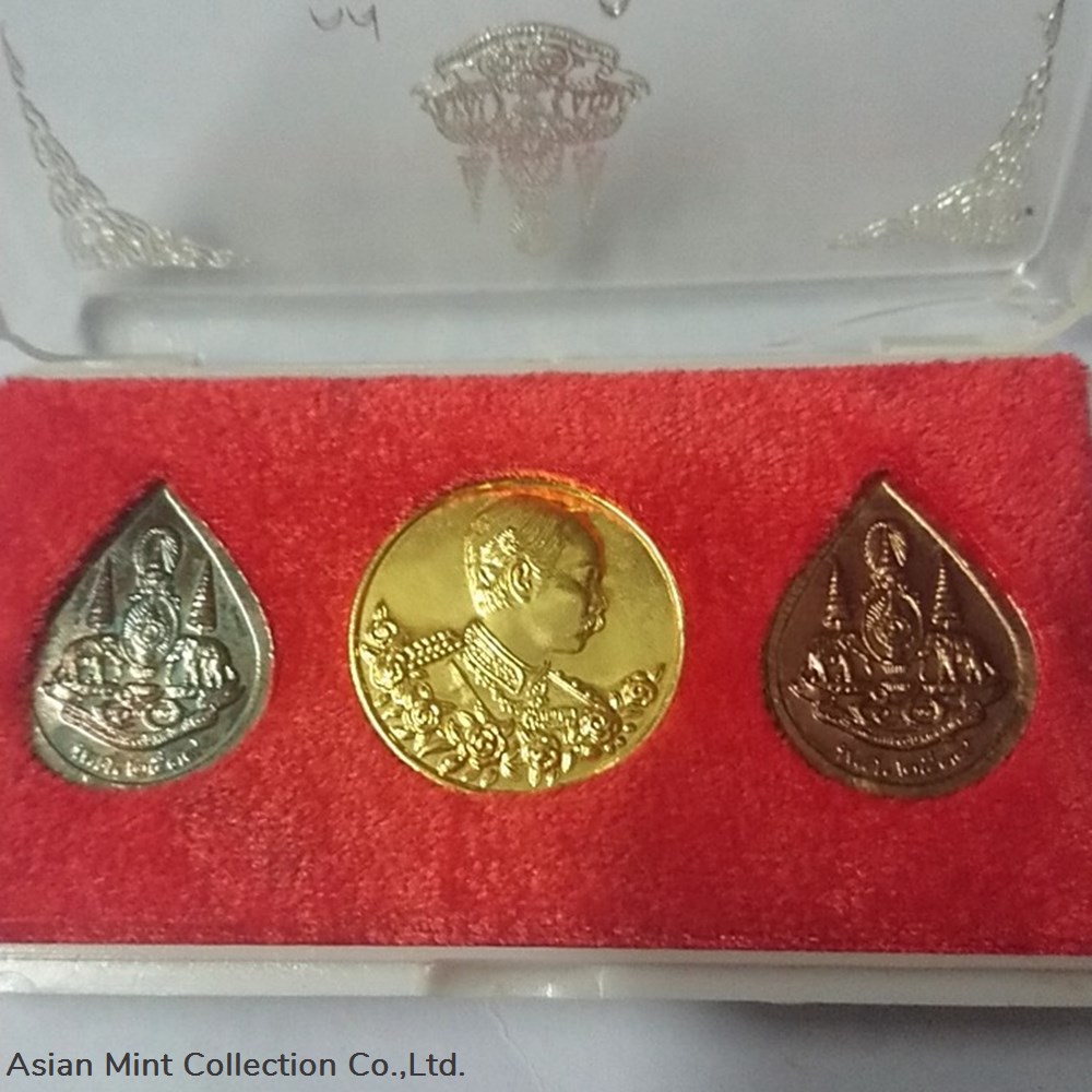 2004 - The Emerald Buddha- The King's Rama V behind Buddha Chinnarat with original box 2 coins 2004 the emerald buddha the king s rama v behind buddha chinnarat with original box