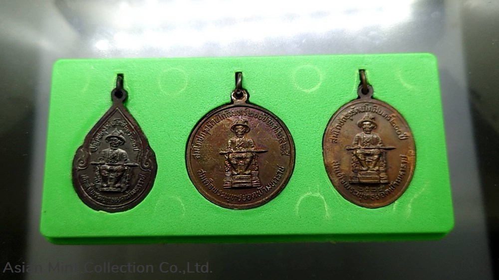 1982 - The Emerald Buddha - Copper Medal, (King Taksin's back side) with original box 4 medals 1982 the emerald buddha copper medal king taksin s back side with original box