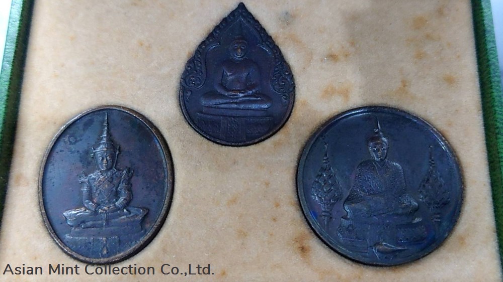 1982 - The Emerald Buddha, Copper Black Oxide coin. First series, 3 Season with original box 2 medals 1982 the emerald buddha copper black oxide coin first series 3 season with original box