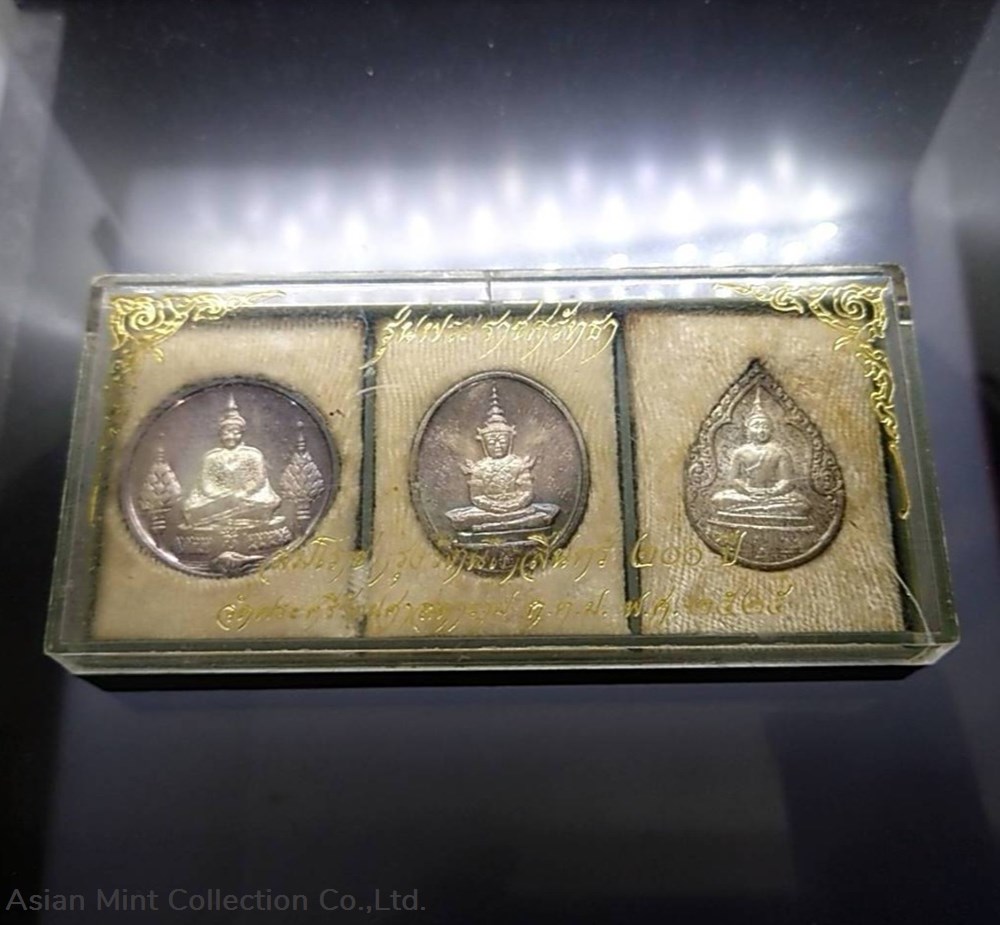1982 - The Emerald Buddha , Set of 3 seasons, Silver Amulet (back has Rajasthan) with original box. medals 1982 the emerald buddha set of 3 seasons silver amulet back has rajasthan with original box