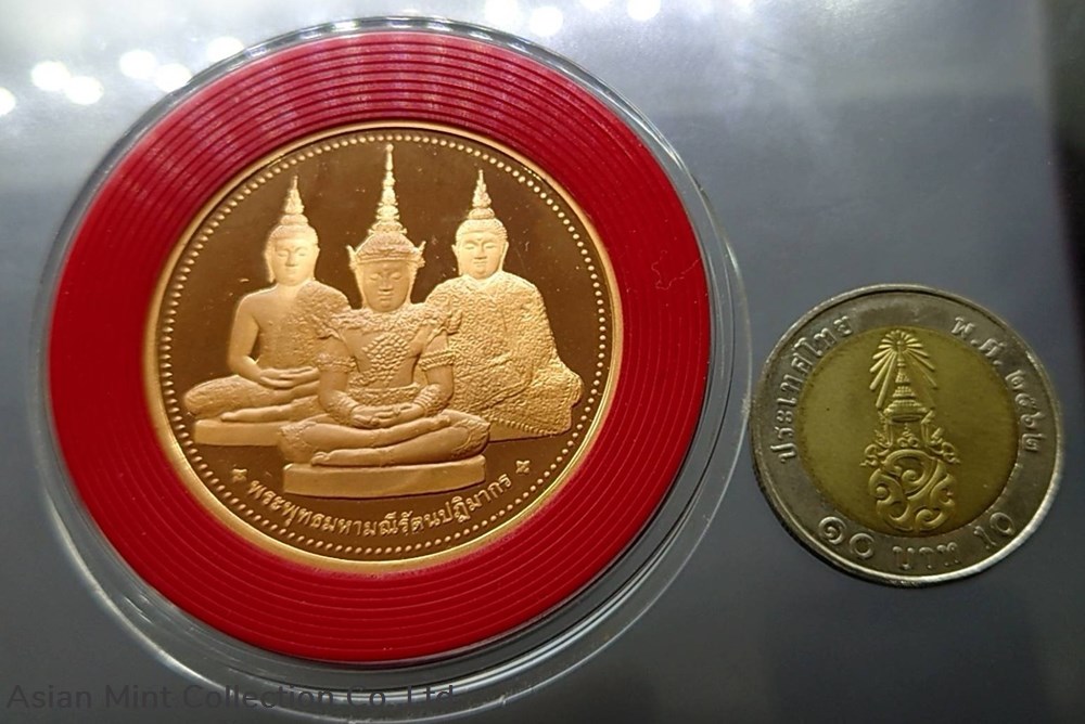 1995 - The Emerald Buddha amulet, 3 seasons, Polished copper size 4 cm. 3 medals 1995 the emerald buddha amulet 3 seasons polished copper size 4 cm
