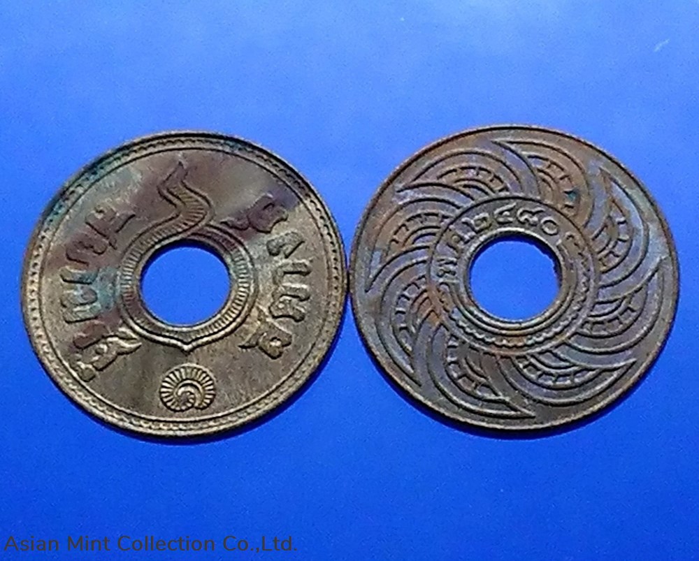 1937 - Copper Money 1 Satang, hole satang , has stains from storage and has not been used. 3 coins 1937 copper money 1 satang hole satang has stains from storage and has not been used