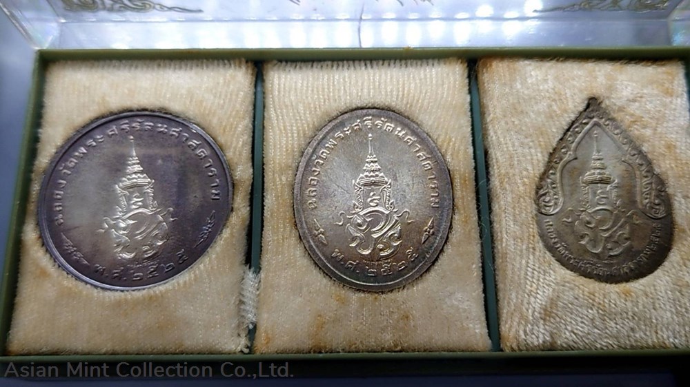 1982 - The Emerald Buddha , Set of 3 seasons, Silver Amulet (back has Rajasthan) with original box. 3 medals 1982 the emerald buddha set of 3 seasons silver amulet back has rajasthan with original box