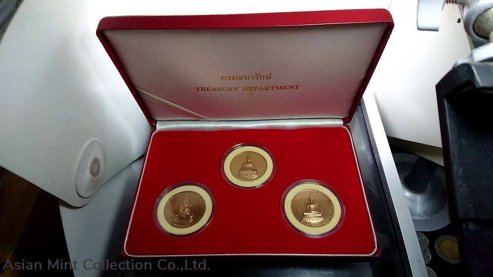 2002 - The Emerald Buddha-Bronze medal set of 3 seasons, the King's 75th birthday medals 2002 the emerald buddha bronze medal set of 3 seasons the king s 75th birthday
