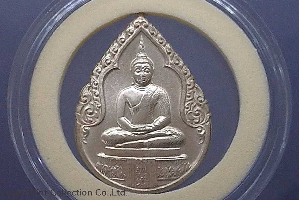 medals 1982 the emerald buddha silver medal in rainy season on the back there is a royal faith