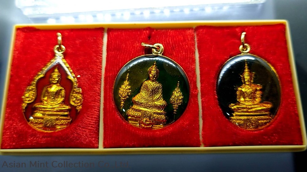1981 - The Emerald Buddha back side Rama I,200th Anniversary Commemorative, plate with gold 3 medals 1981 the emerald buddha back side rama i 200th anniversary commemorative plate with gold
