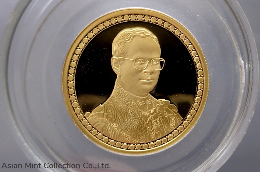 2006 -Commemorative Polished Gold coin - Hologram, the 60th Anniversary of H.M. 2 minerals meteorites 2006 commemorative polished gold coin hologram the 60th anniversary of h m