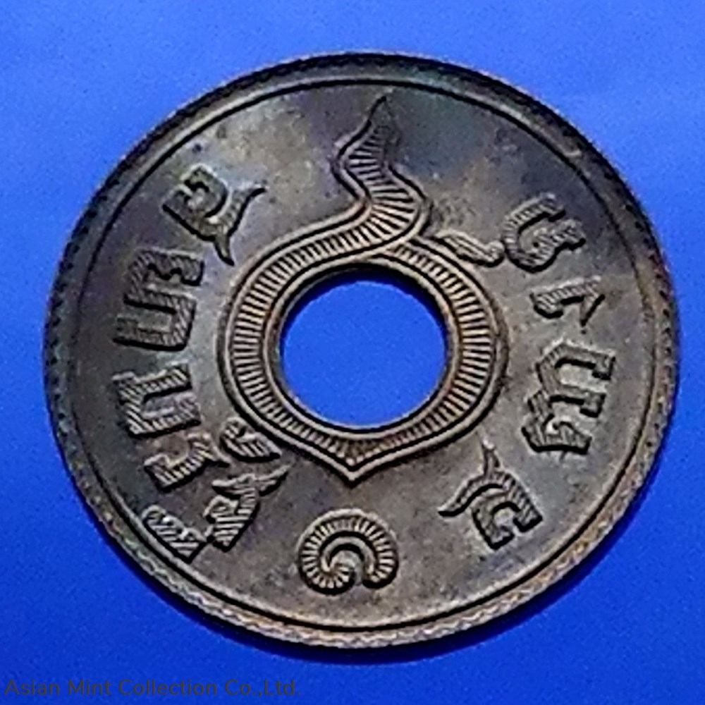 1929 - Copper hole satang, 1 satang, has stains from storage and has not been used. 2 coins 1929 copper hole satang 1 satang has stains from storage and has not been used