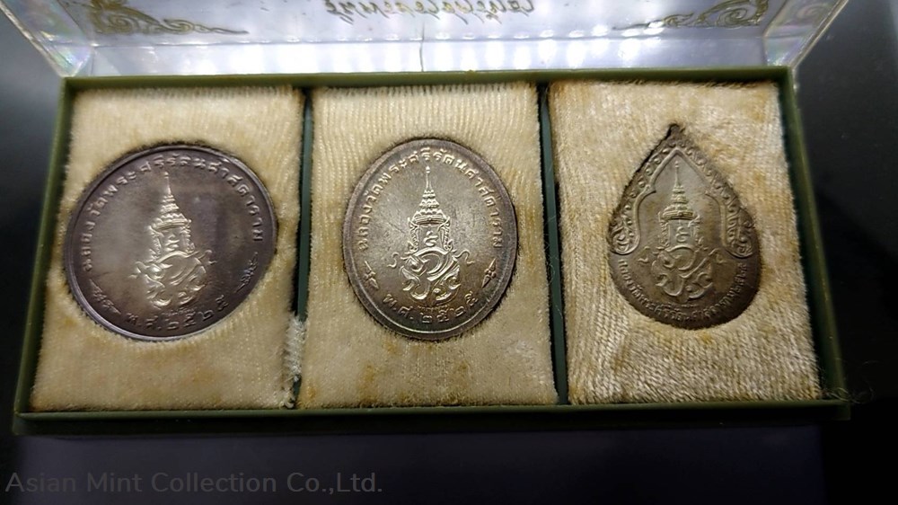 1982 - The Emerald Buddha , Set of 3 seasons, Silver Amulet (back has Rajasthan) with original box. 4 medals 1982 the emerald buddha set of 3 seasons silver amulet back has rajasthan with original box