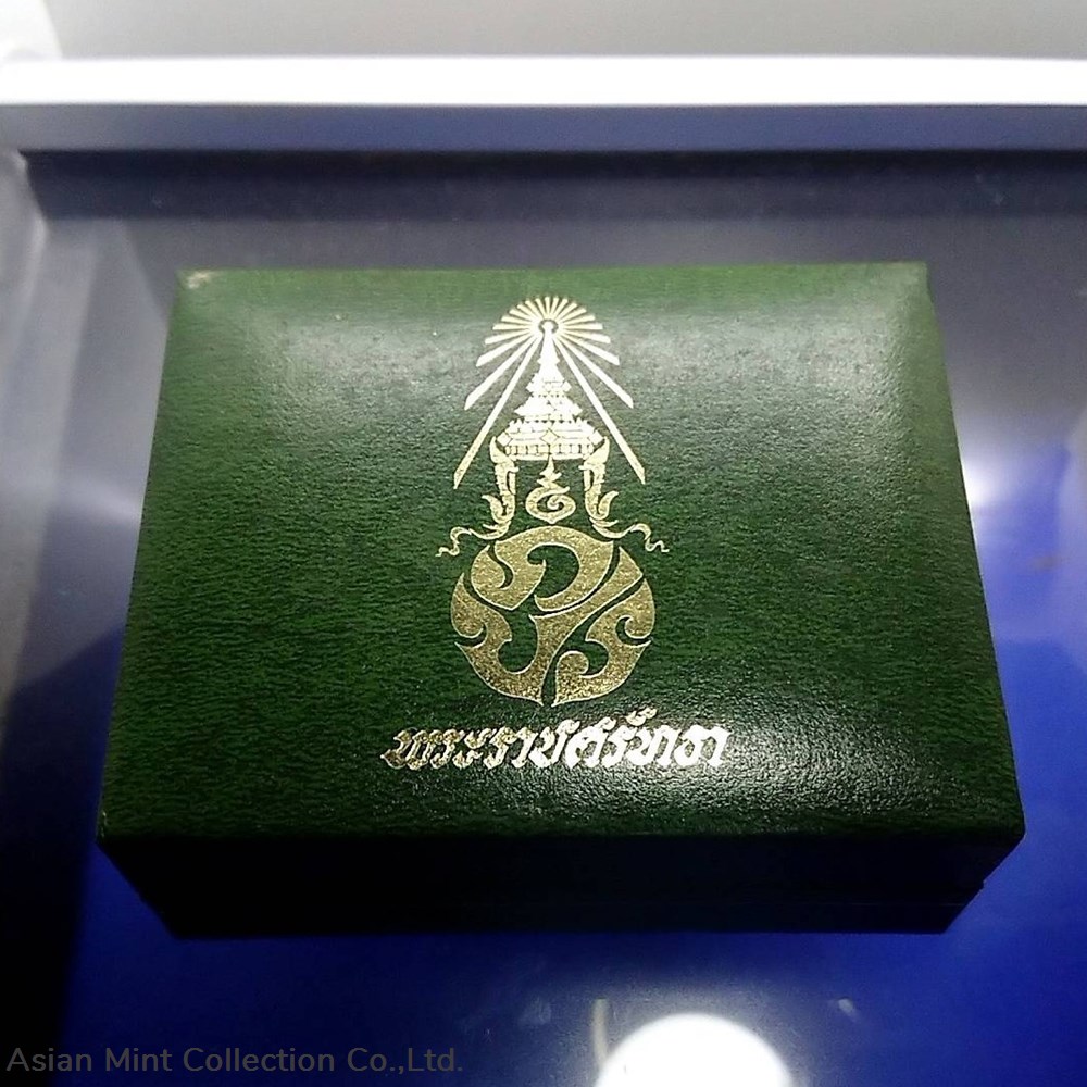 1982 - The Emerald Buddha, Copper Black Oxide coin. First series, 3 Season with original box 4 medals 1982 the emerald buddha copper black oxide coin first series 3 season with original box