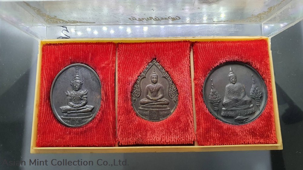 1982 - The Emerald Buddha, Copper Black Oxide coin. The first series , Set of 3 Season 3 medals 1982 the emerald buddha copper black oxide coin the first series set of 3 season