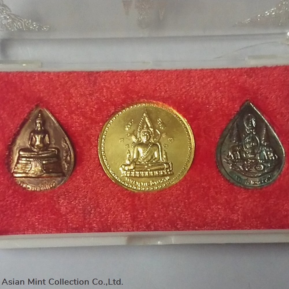2004 - The Emerald Buddha- The King's Rama V behind Buddha Chinnarat with original box 3 coins 2004 the emerald buddha the king s rama v behind buddha chinnarat with original box