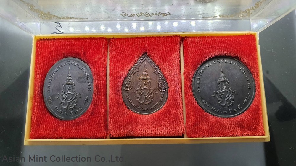 1982 - The Emerald Buddha, Copper Black Oxide coin. The first series , Set of 3 Season 4 medals 1982 the emerald buddha copper black oxide coin the first series set of 3 season