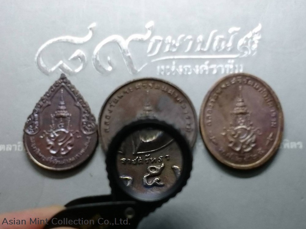coins 1982 the emerald buddha copper black oxide coin 3 season on the back there is a royal faith