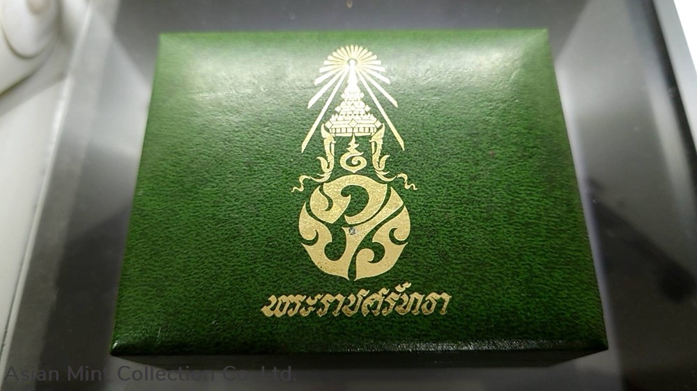 1982 - The Emerald Buddha, Copper Black Oxide coin. First series, 3 Season with original box 4 medals 1982 the emerald buddha copper black oxide coin first series 3 season with original box