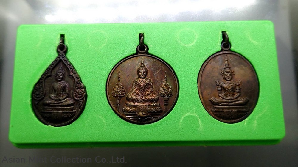 1982 - The Emerald Buddha - Copper Medal, (King Taksin's back side) with original box 3 medals 1982 the emerald buddha copper medal king taksin s back side with original box