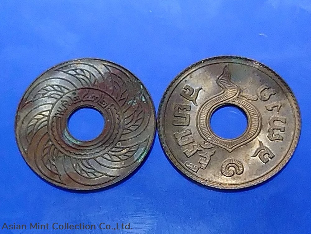 1929 - Copper hole satang, 1 satang, has stains from storage and has not been used. 3 coins 1929 copper hole satang 1 satang has stains from storage and has not been used