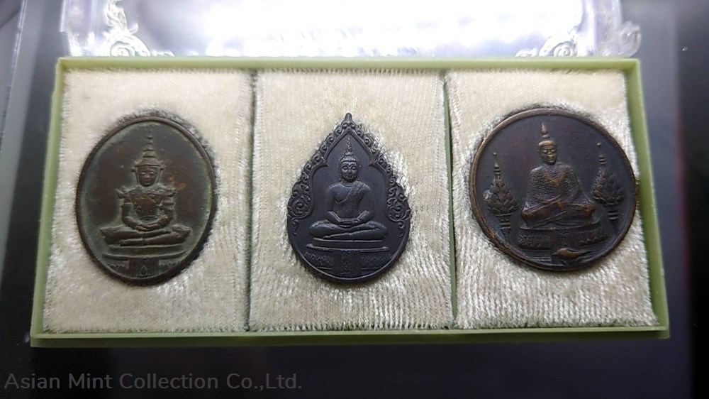 1982 - The Emerald Buddha, Copper Black Oxide coin. The first series , Set of 3 Season 2 medals 1982 the emerald buddha copper black oxide coin the first series set of 3 season