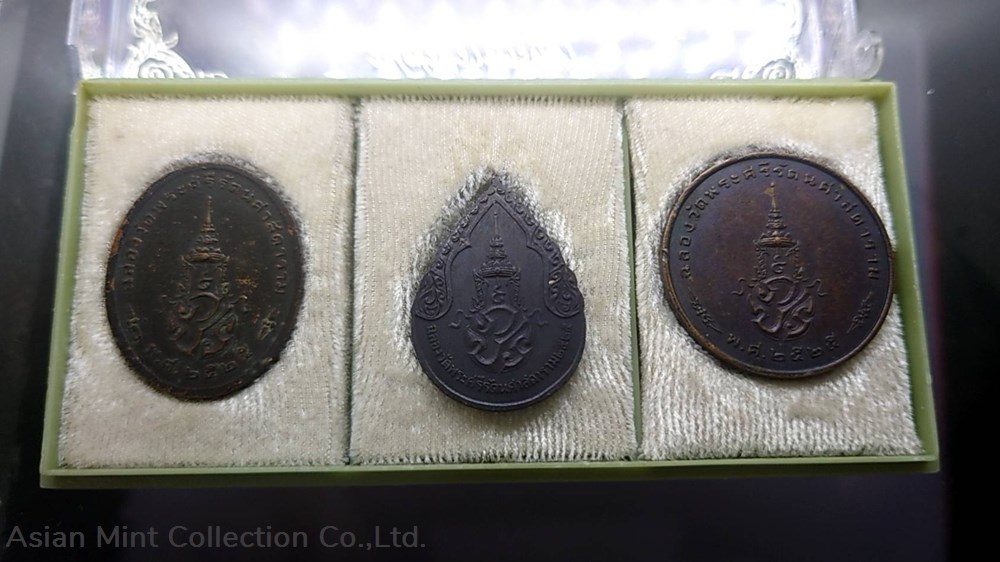 1982 - The Emerald Buddha, Copper Black Oxide coin. The first series , Set of 3 Season 4 medals 1982 the emerald buddha copper black oxide coin the first series set of 3 season