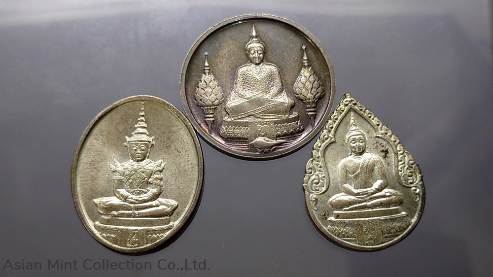 1982 - The Emerald Buddha , Set of 3 seasons, Silver Amulet (back has Rajasthan) with box. 2 coins 1982 the emerald buddha set of 3 seasons silver amulet back has rajasthan with box