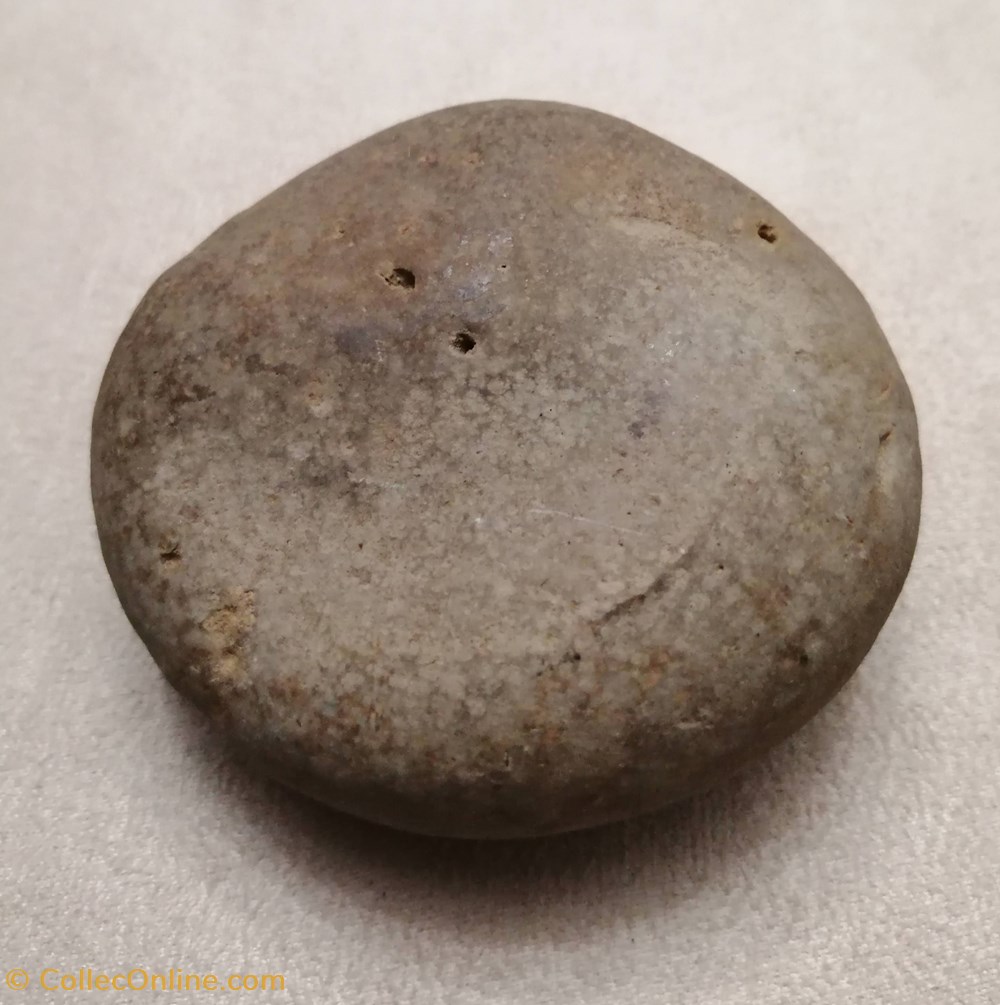 divers pierre bizarre ou artefact