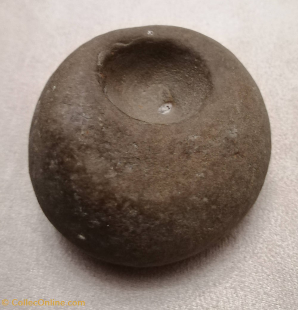 divers pierre bizarre ou artefact