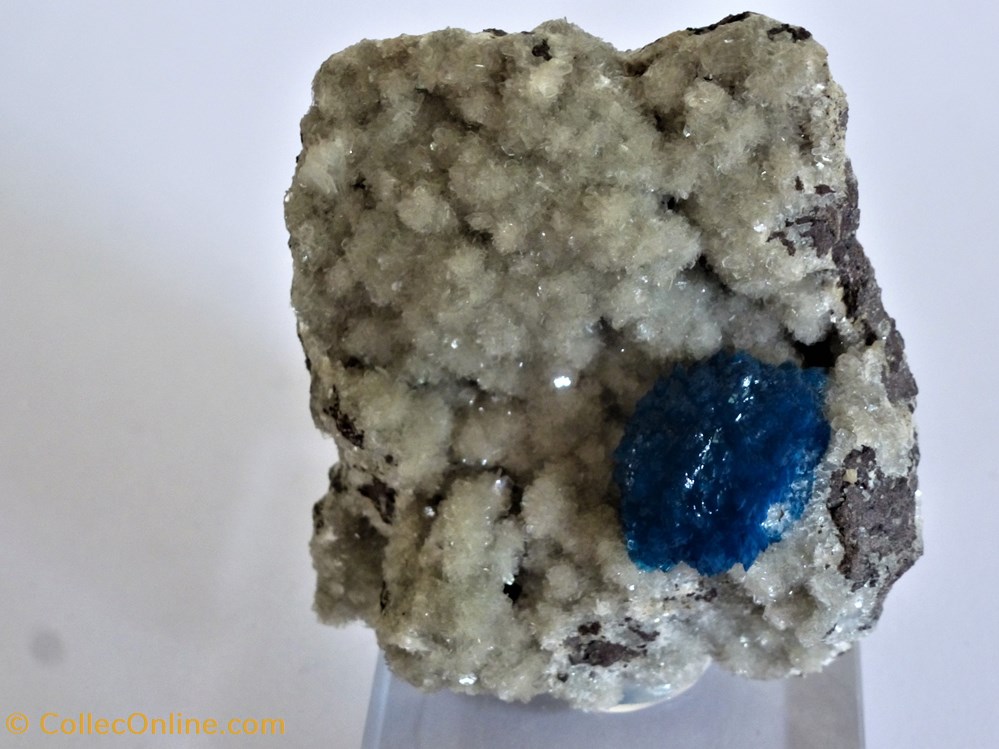 Cavansite sur Stibile mineraux meteorites cavansite sur stibile