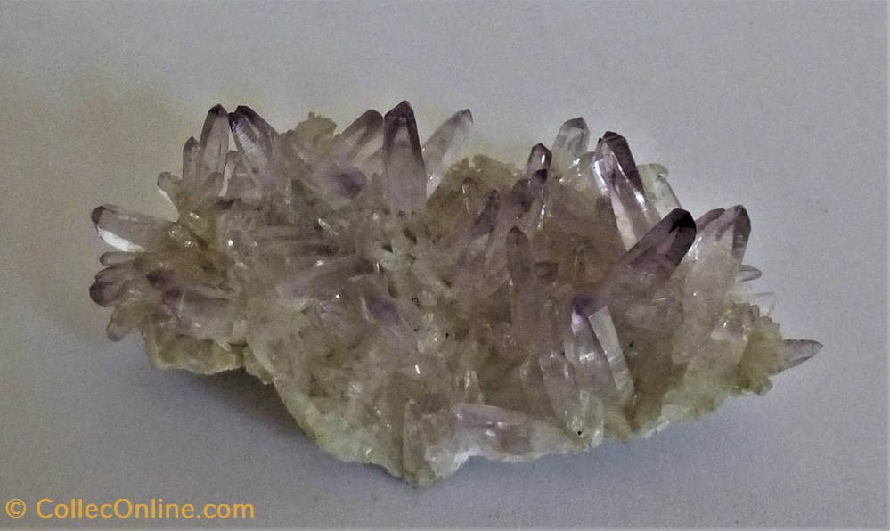 Améthyste et quartz sur gangue mineraux meteorites amethyste et quartz sur gangue