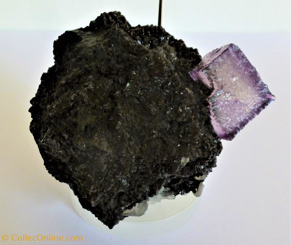 mineraux meteorites fluorine violette sur hematite