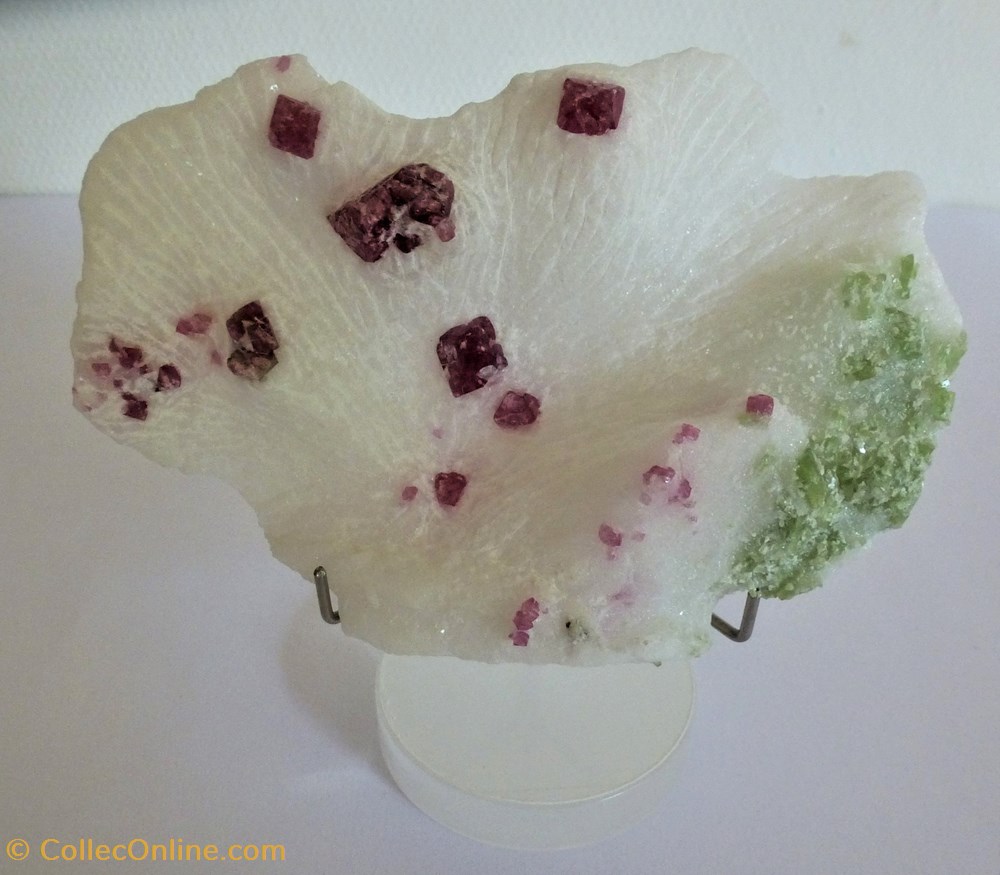 mineraux meteorites pargasite spinelle sur marbre