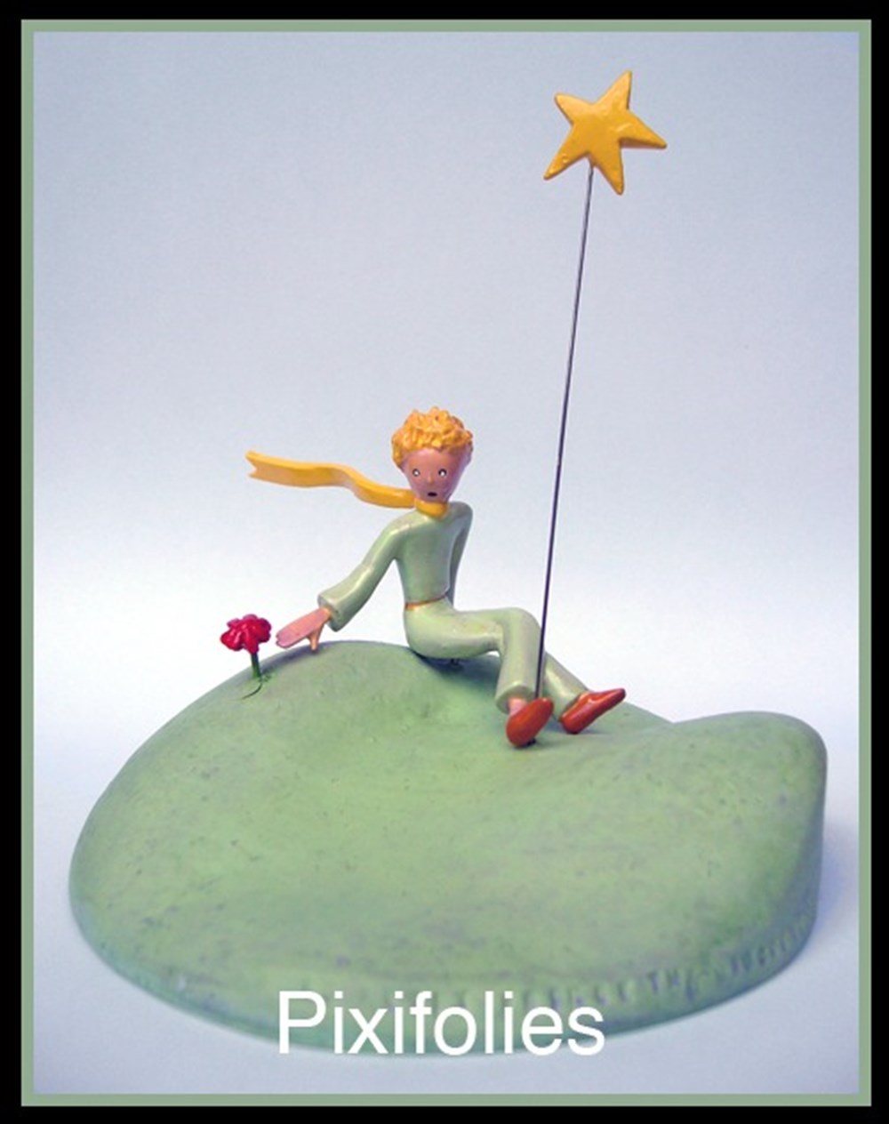 figurines le petit prince assis a cote de sa fleur